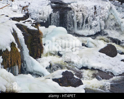 Châteaux de glace et les résumés de conte de fées construit par les eaux en cascade naturelle d'Akerselva par Oslo Norvège, le gel sur son chemin vers le bas Øvre Foss Banque D'Images