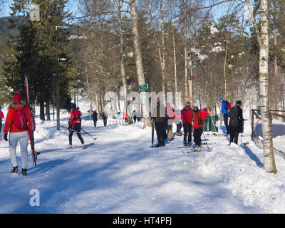 Sognsvann Oslo Norvège, un beau point de départ pour les skieurs avides et pour une agréable randonnée pédestre autour du lac gelé, accessible depuis le métro no 5 Banque D'Images