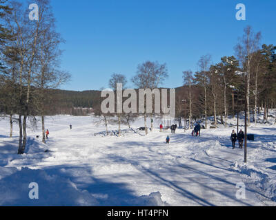 Sognsvann Oslo Norvège, un beau point de départ pour les skieurs avides et pour une agréable randonnée pédestre autour du lac gelé, accessible depuis le métro no 5 Banque D'Images