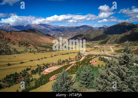 Route à travers la vallée de montagne dans la province du Yunnan, dans le sud de la Chine Banque D'Images