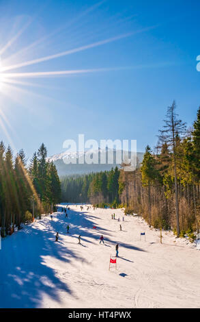 Szklarska Poreba, Pologne - Février 2017 : les gens sur les pentes de ski de montagne Szrenica en montagnes de Karkonosze, Pologne Banque D'Images
