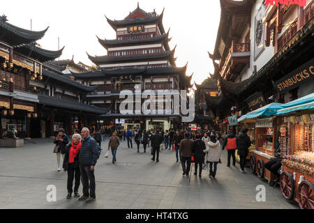 Shanghai, Chine - 2 mars 2017 : au coucher du soleil dans le Temple de la ville de Shanghai, dans la vieille ville Banque D'Images