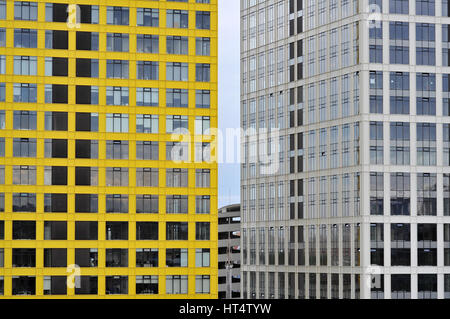 Nouveaux bâtiments d'affaires colorés dans la ville. Modèle d'arrière-gruond abstrait. Constructions vides de béton metall et verre. Banque D'Images