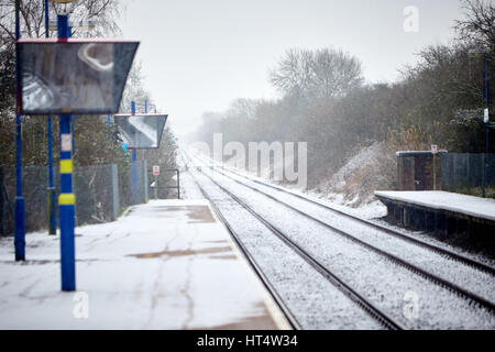 Vue générale de la gare de Stoke Mandeville dans Buckinghamshire au cours d'une vague de neige Banque D'Images