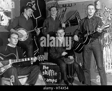 Skiffleband Die 'Le Skiffle clochards' dans Hamburg, Deutschland 1960 er Jahre. Le skiffle band 'Le Skiffle clochards' effectuant à Hambourg, Allemagne 1960. Banque D'Images