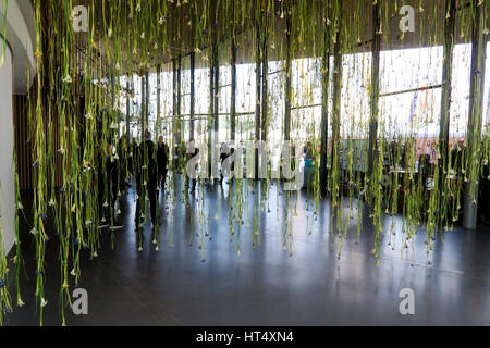 L'installation de Rebecca Louise Law constitués de 10 000 iris pendant du plafond à North Greenwich Banque D'Images