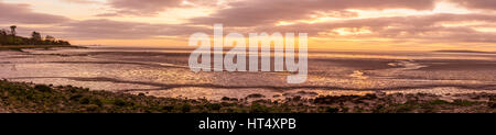 Vue sur bay au coucher du soleil. Silverdale, La Baie de Morecambe, Lancashire, Angleterre. Novembre. Banque D'Images