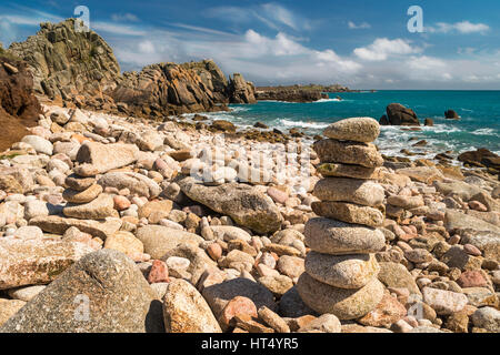 Tas de pierres sur la plage à St Agnes, Penzance, Cornwall, Scillies en Avril Banque D'Images