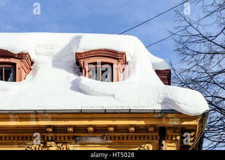 Toit de maison recouverte de neige et de Givre dangereux Banque D'Images