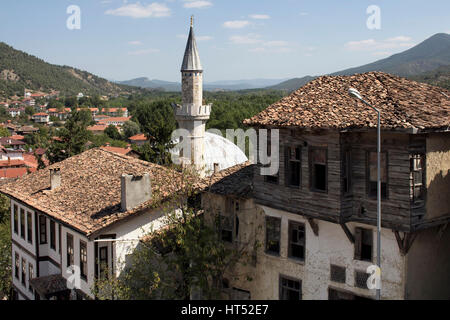Historique traditionnelle, Anatolian houses et mosquée de Tarakli Historic District, dans le nord-ouest de la Turquie. Il est entouré par la forêt et localiser Banque D'Images