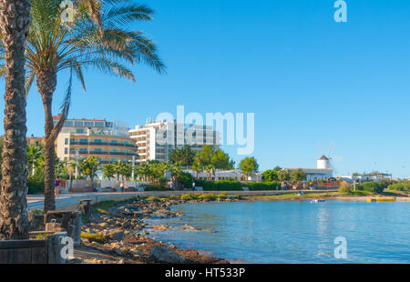 Soleil sur la baie d'Ibiza à St Antoni de Portmany, Ibiza, Baléares, Espagne. Hôtels le long du littoral offrent des endroits où séjourner pour les vacances. Banque D'Images