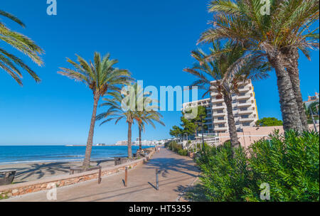 Soleil sur la baie d'Ibiza à St Antoni de Portmany, Ibiza, Baléares, Espagne. Hôtels le long du littoral offrent des endroits où séjourner pour les vacances. Banque D'Images