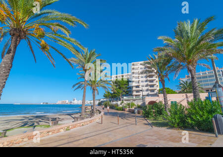 Soleil sur la baie d'Ibiza à St Antoni de Portmany, Ibiza, Baléares, Espagne. Hôtels le long du littoral offrent des endroits où séjourner pour les vacances. Banque D'Images