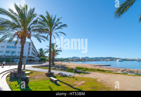 Ibiza matin soleil sur la baie de St Antoni de Portmany, Baleares, Espagne. Hôtels le long du littoral offrent des endroits où séjourner pour les vacances. Banque D'Images