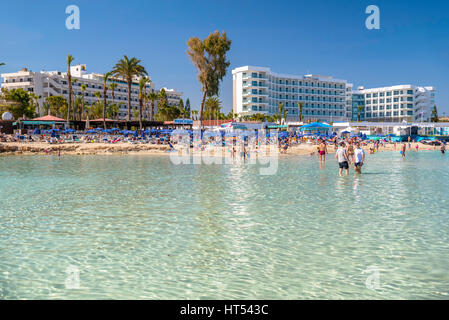 AYIA NAPA, Chypre - Avril 04, 2016 : Les gens de la baignade et du farniente sur la pittoresque plage de Nissi. Banque D'Images