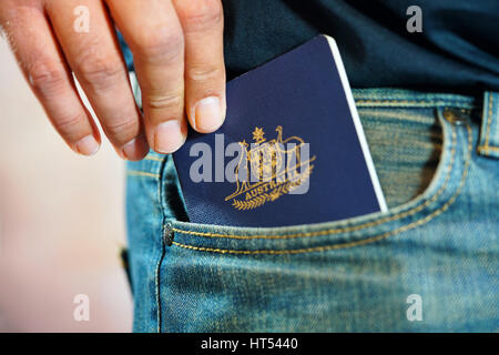 Passeport australien au Mans jeans pocket, Close up. Banque D'Images
