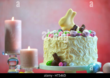 Joyeuses Pâques Party Table avec Bunny Showstopper Cake Banque D'Images