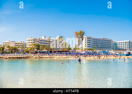 AYIA NAPA, Chypre - Avril 04, 2016 : Les gens de la baignade et du farniente sur la pittoresque plage de Nissi. Banque D'Images