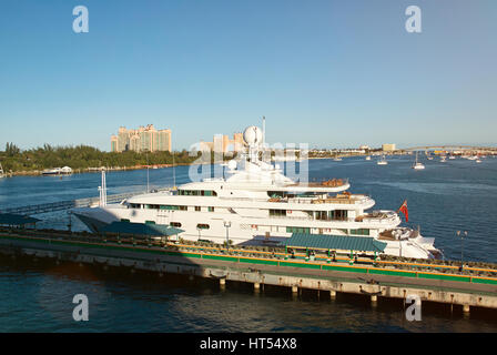 Yacht de luxe dans l'île de Nassau aux Bahamas dans le coucher du soleil la lumière. Un yacht sur fond de l'hôtel atlantis Banque D'Images