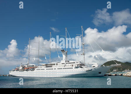 Yacht amarré dans le port moderne en journée ensoleillée île des Caraïbes. Un grand navire sur le fond de ciel Banque D'Images