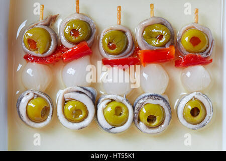 Anchois Olives et oignons marinés poivre rouge d'Espagne tapas pinchos Banque D'Images