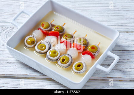 Anchois Olives et oignons marinés poivre rouge d'Espagne tapas pinchos Banque D'Images