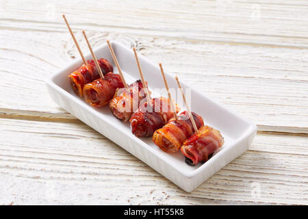 Pinchos Bacon enveloppé d'Espagne tapas pintxos dates food Banque D'Images