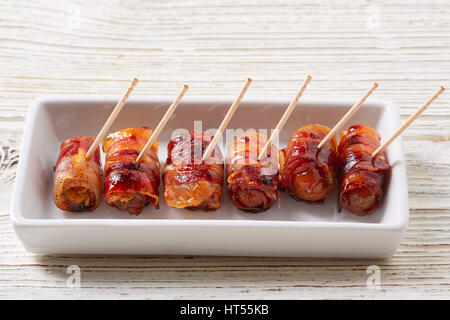 Pinchos Bacon enveloppé d'Espagne tapas pintxos dates food Banque D'Images