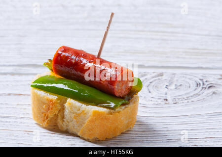 Pinchos pintxos chistorra avec du poivre d'Espagne tapas alimentaire saucisse Banque D'Images