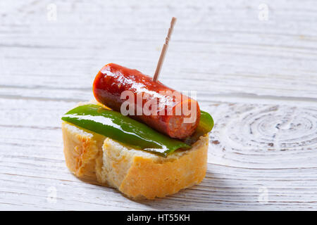 Pinchos pintxos chistorra avec du poivre d'Espagne tapas alimentaire saucisse Banque D'Images