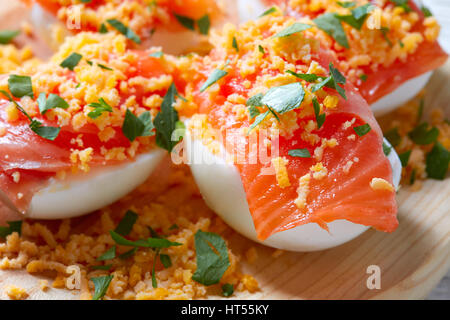 Oeufs de saumon avec rempli de recettes Espagne tapas pinchos pintxos Banque D'Images