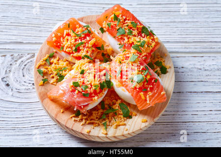 Oeufs de saumon avec rempli de recettes Espagne tapas pinchos pintxos Banque D'Images
