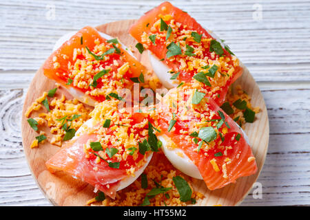 Oeufs de saumon avec rempli de recettes Espagne tapas pinchos pintxos Banque D'Images