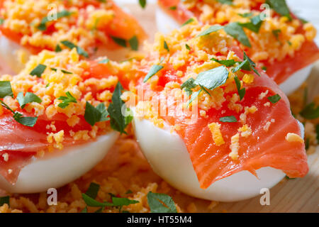 Oeufs de saumon avec rempli de recettes Espagne tapas pinchos pintxos Banque D'Images