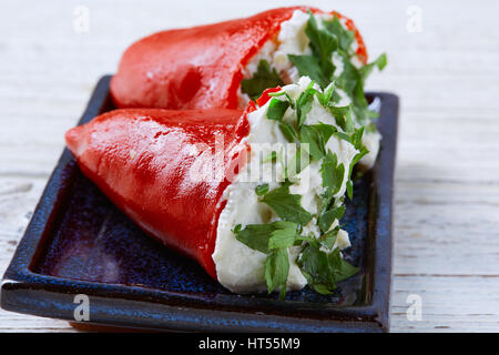 Pinchos rempli de poivre piquillo pimientos pintxos tapas de l'Espagne l'alimentation Banque D'Images