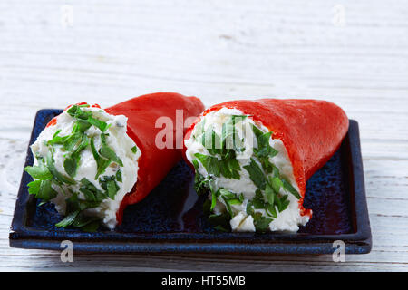 Pinchos rempli de poivre piquillo pimientos pintxos tapas de l'Espagne l'alimentation Banque D'Images