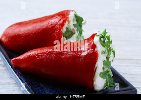 Pinchos rempli de poivre piquillo pimientos pintxos tapas de l'Espagne l'alimentation Banque D'Images