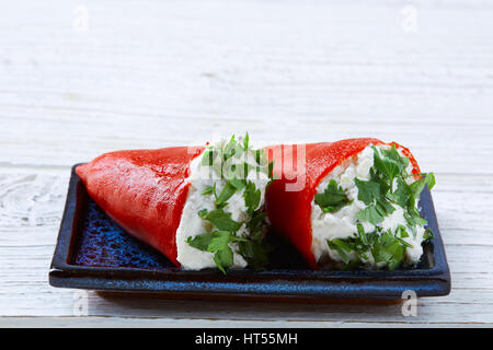 Pinchos rempli de poivre piquillo pimientos pintxos tapas de l'Espagne l'alimentation Banque D'Images