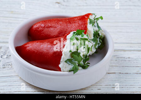 Pinchos rempli de poivre piquillo pimientos pintxos tapas de l'Espagne l'alimentation Banque D'Images