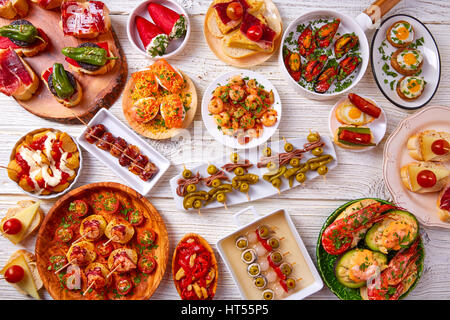Mix Tapas et pinchos de la nourriture de l'Espagne également sur une recette pintxos35 blanc Banque D'Images