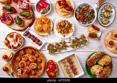 Mix Tapas et pinchos de la nourriture de l'Espagne également sur une recette pintxos35 blanc Banque D'Images