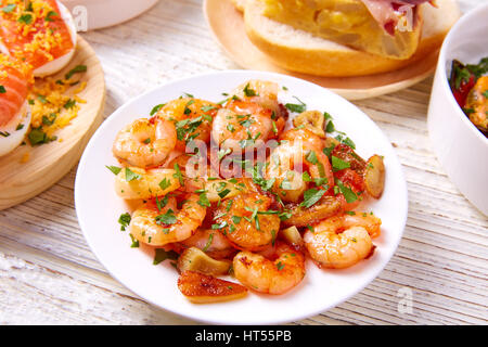 Mix Tapas et pinchos de la nourriture de l'Espagne également sur une recette pintxos35 blanc Banque D'Images