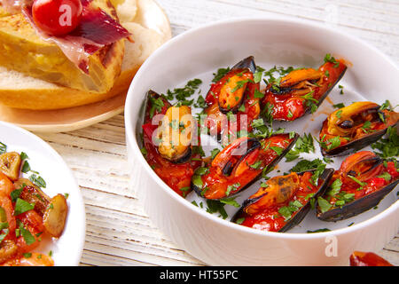 Mix Tapas et pinchos de la nourriture de l'Espagne également sur une recette pintxos35 blanc Banque D'Images