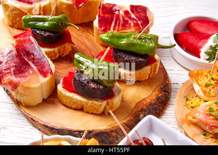 Mix Tapas et pinchos de la nourriture de l'Espagne également sur une recette pintxos35 blanc Banque D'Images