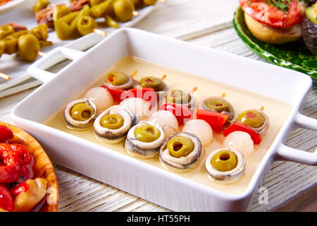 Les anchois et olives cueillies Oignon Poivron rouge d'Espagne tapas pinchos Banque D'Images