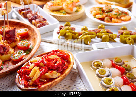 Mix Tapas et pinchos de la nourriture de l'Espagne également sur une recette pintxos35 blanc Banque D'Images