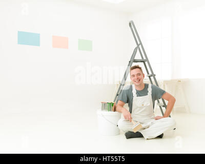 Panoramically portrait d'une femme à son domicile. blanc brillant, réparation, rénovation et construction concept personnes Banque D'Images