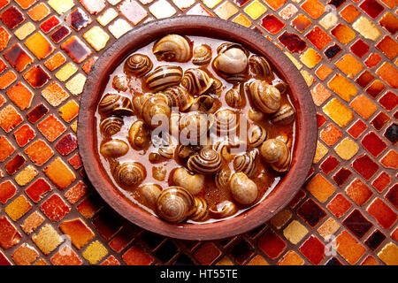 Recette escargot tapas de l'Espagne en plaque d'argile Banque D'Images