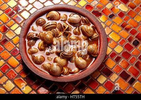 Recette escargot tapas de l'Espagne en plaque d'argile Banque D'Images