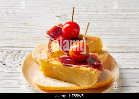 L'omelette espagnole avec tapas de jambon ibérique pincho Espagne food recipes Banque D'Images